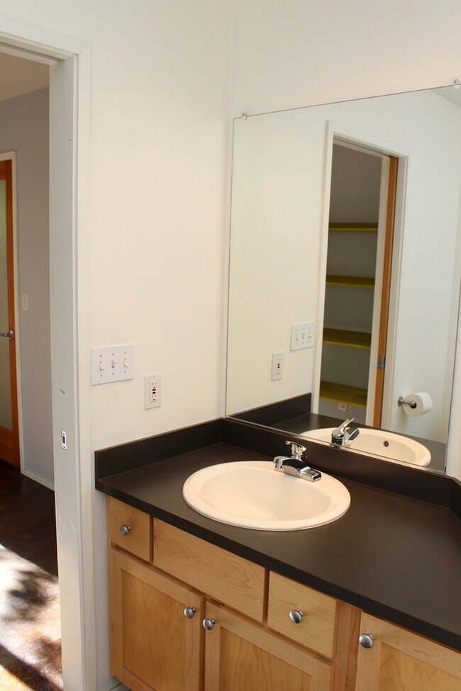 Building Photo - Lovely 3 Bed, 2 Bath Townhouse in North Tabor