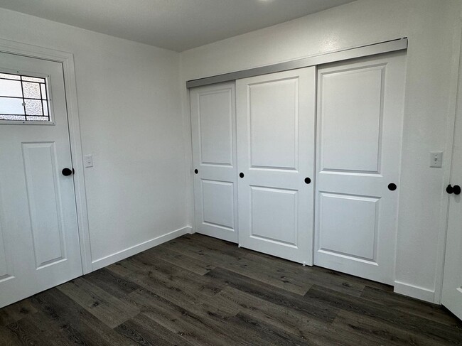 Building Photo - 4563 Bridgeview Ave