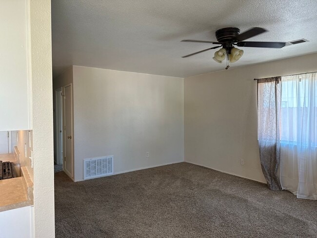 Building Photo - Cute well maintained home, convenient Anderson location