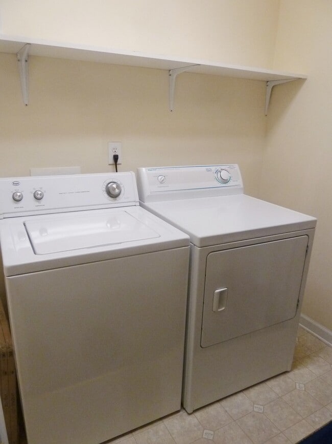 Building Photo - Awesome location for this spacious 4br 2ba...