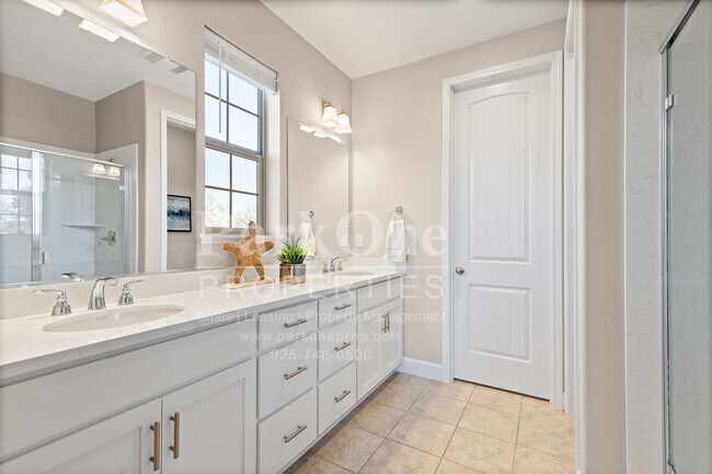 Building Photo - Modern 4-Bedroom Home with Garage in Martinez