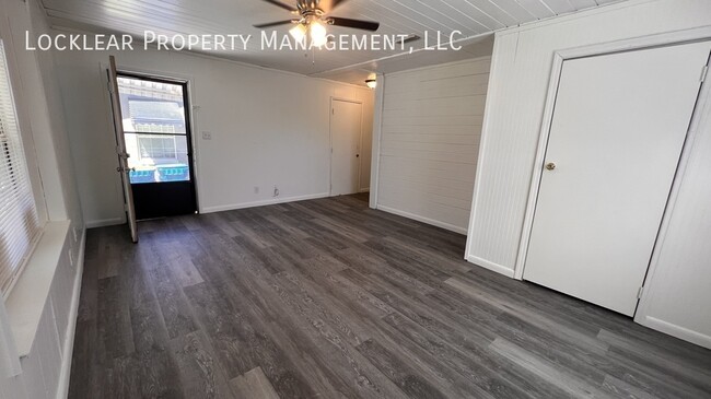 Building Photo - 9049 Jefferson Ave