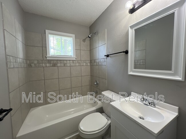 Building Photo - 1462 Robin Hood Ln