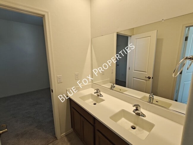 Building Photo - 5525 W Lazy Farm Dr