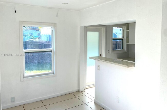 Building Photo - 922 NE 108th St