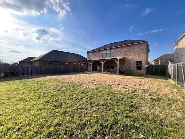 Building Photo - NorthPark / Taylor, TX / 4 bedrooms / Approx 2932 sq. ft. / Refrigerator / Washer & Dryer / New C...