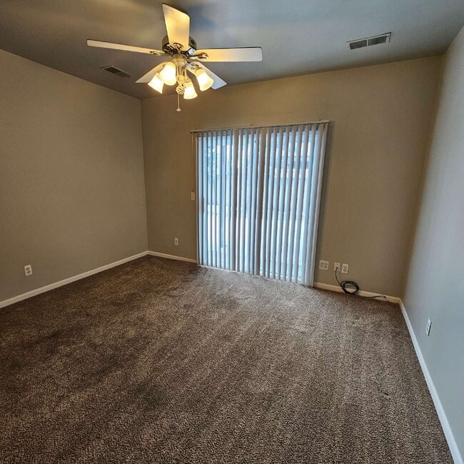 Building Photo - 2 Bed / 2 Bath Condo with In-Unit Laundry, Granite Countertops, Ceiling Fans, All Appliances, Car...