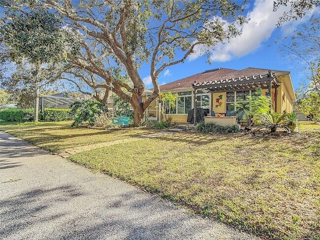 Building Photo - 16829 Midsummer Ln