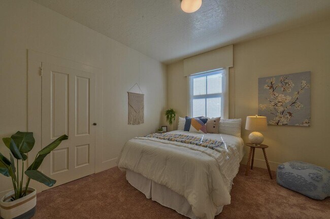 Master bdrm - 750 Laurel Ave