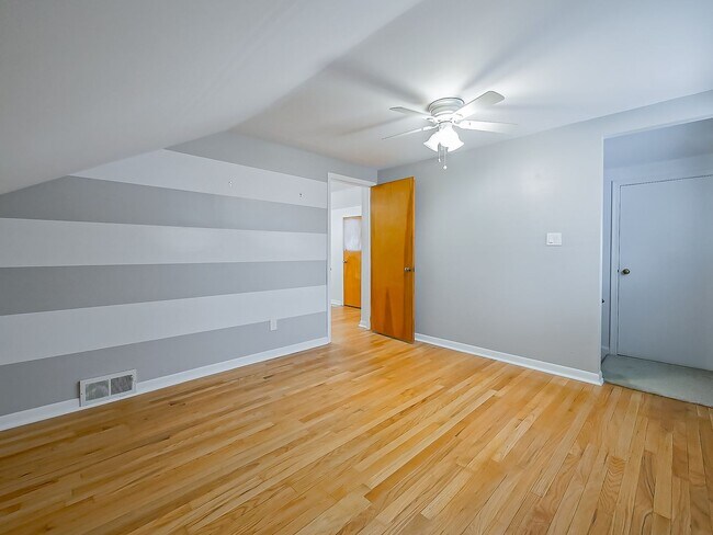 Building Photo - AVAILABLE NOW! Spacious 4-Bed Gem in the Heart of Clawson!