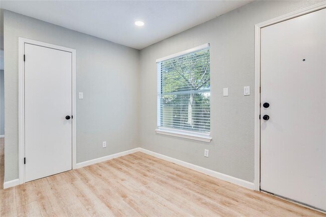 Building Photo - 13808 Lothian Dr