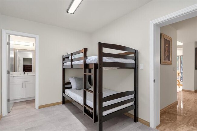 Building Photo - 18 Nurmi Dr