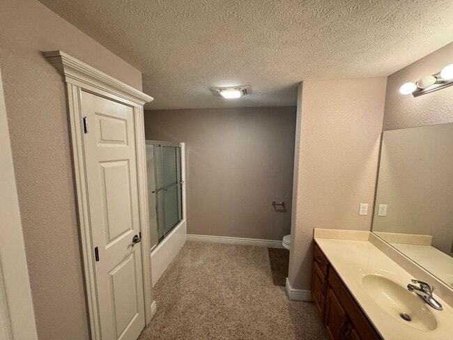 Building Photo - Large and Spacious Duplex Available
