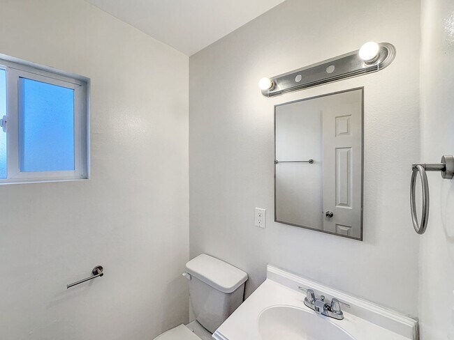 Building Photo - 839 N Midway Dr