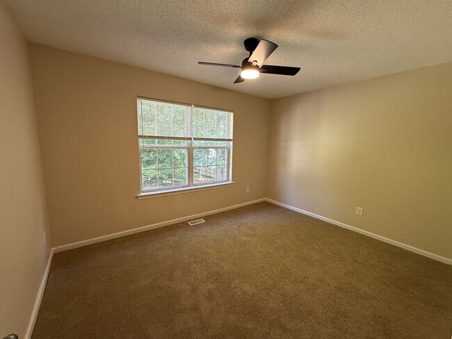 Building Photo - 221 Sherbrooke Dr