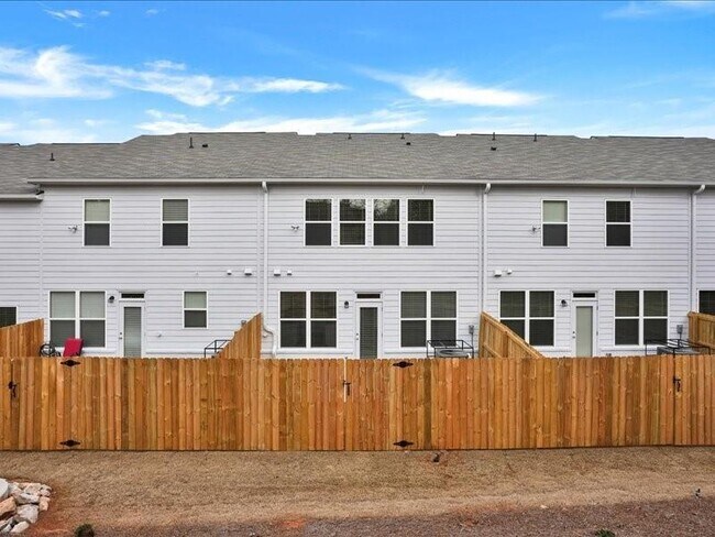 Building Photo - 2539 Riverside Rd