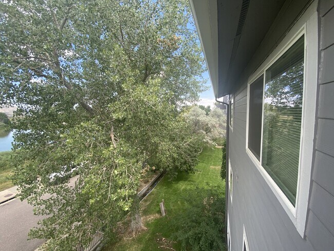 Building Photo - Beautiful Top Floor Condo with Great Views!