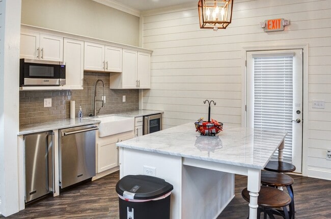 Building Photo - 56 Madaline Ln