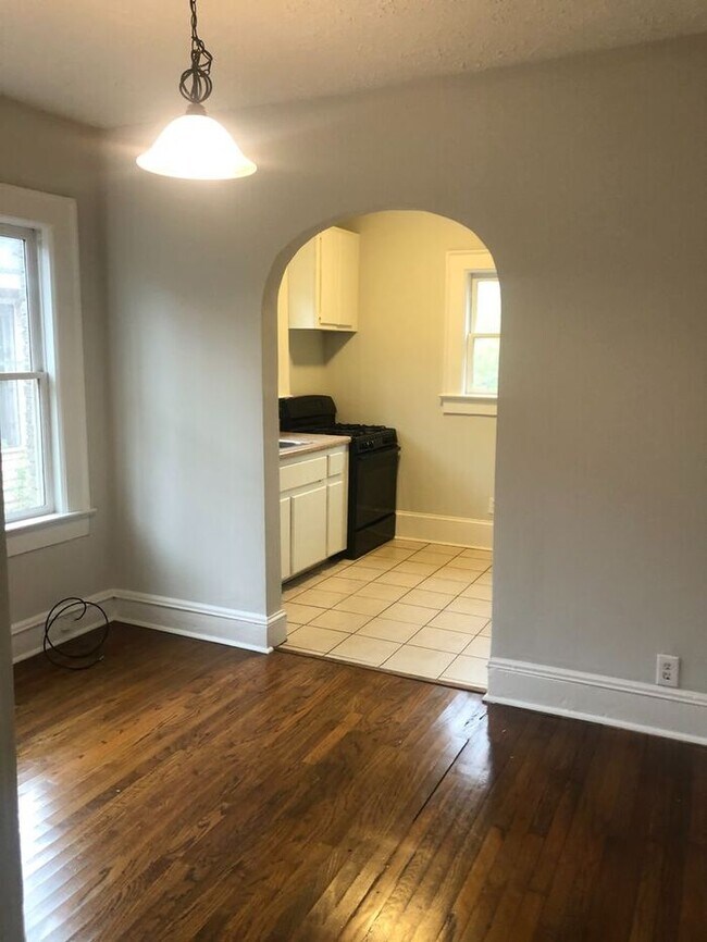 Building Photo - One bedroom one bath right on Adair Park a...