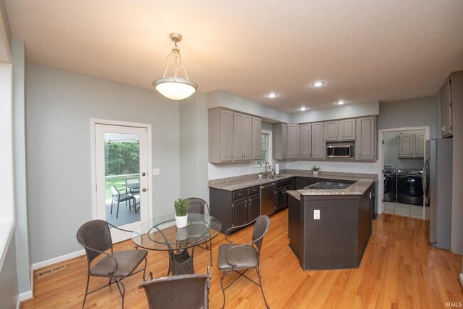 Building Photo - 3801 W Capilano Dr