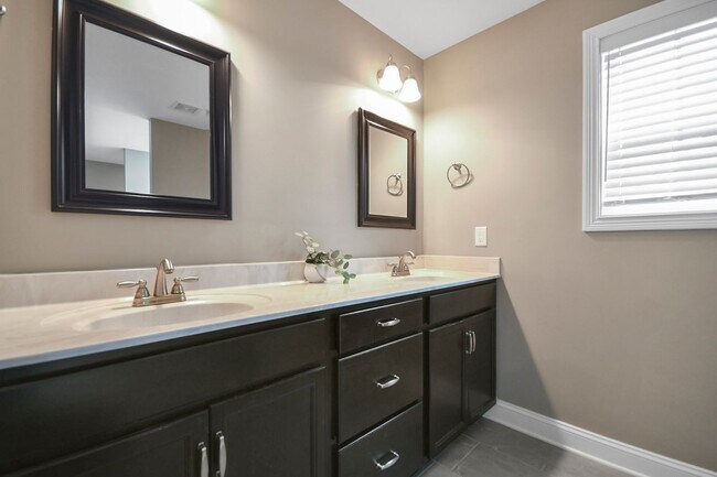 Building Photo - Pet Friendly Three Bedroom with Bonus!