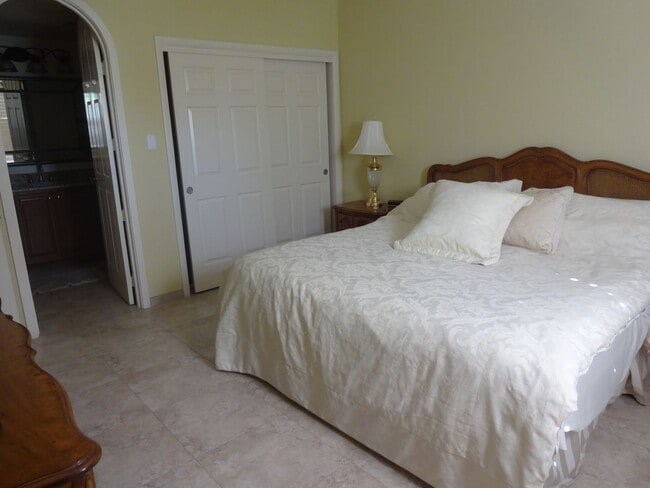 Building Photo - Two bedroom condo