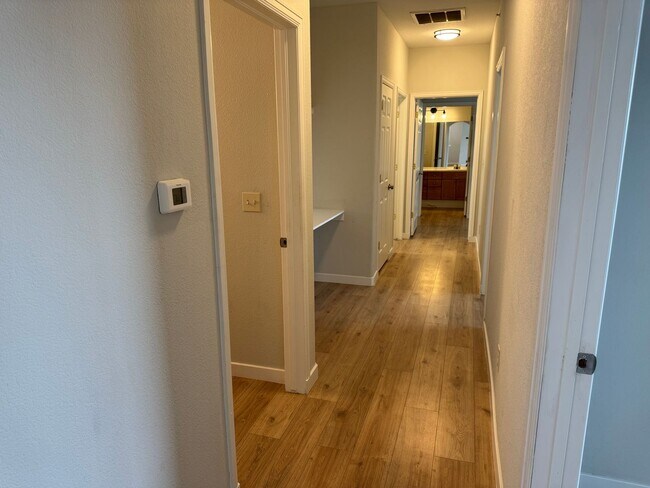 Building Photo - Spacious Condo in the Heart of Aurora