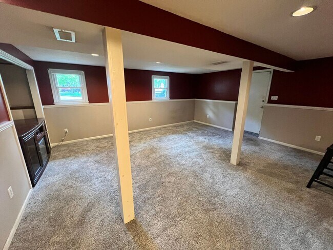 Building Photo - Single Family, Raised Ranch With Many Upda...