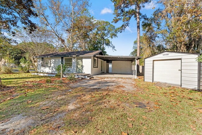 Building Photo - Renovated 2 Bedroom Home on Spacious Corner Lot