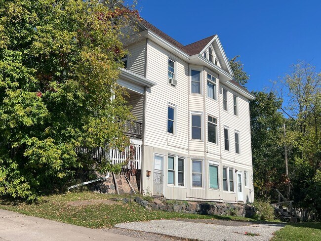 Building Photo - 1st Floor 1+ Bedroom Apartment! AVAILABLE MAY!