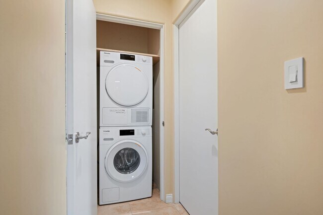 Building Photo - 450 Por La Mar Cir