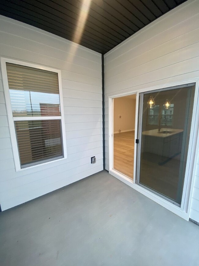 Building Photo - End Unit Townhouse in Terraces at Farmington