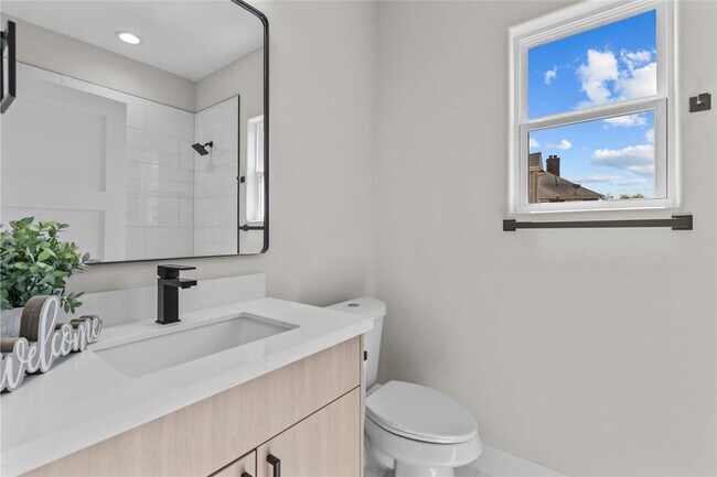 Building Photo - 2509 N MacGregor Way