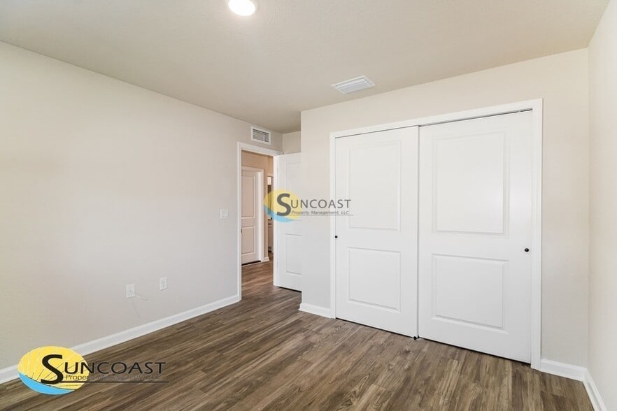 Building Photo - 5961 W Oak Park Blvd