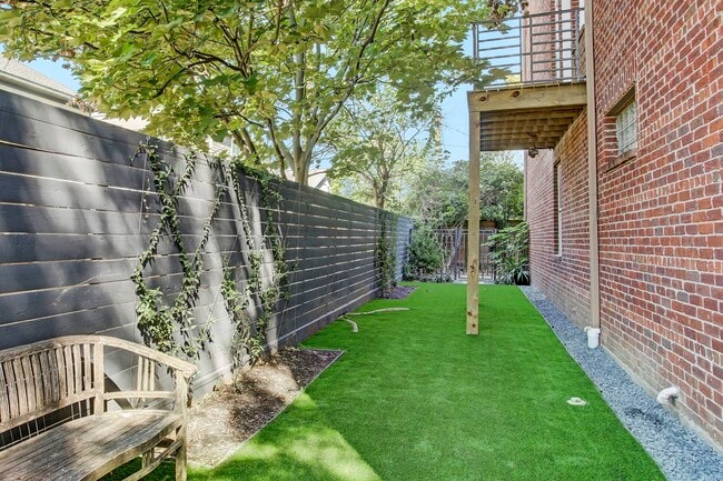 Building Photo - 513 E 11th St