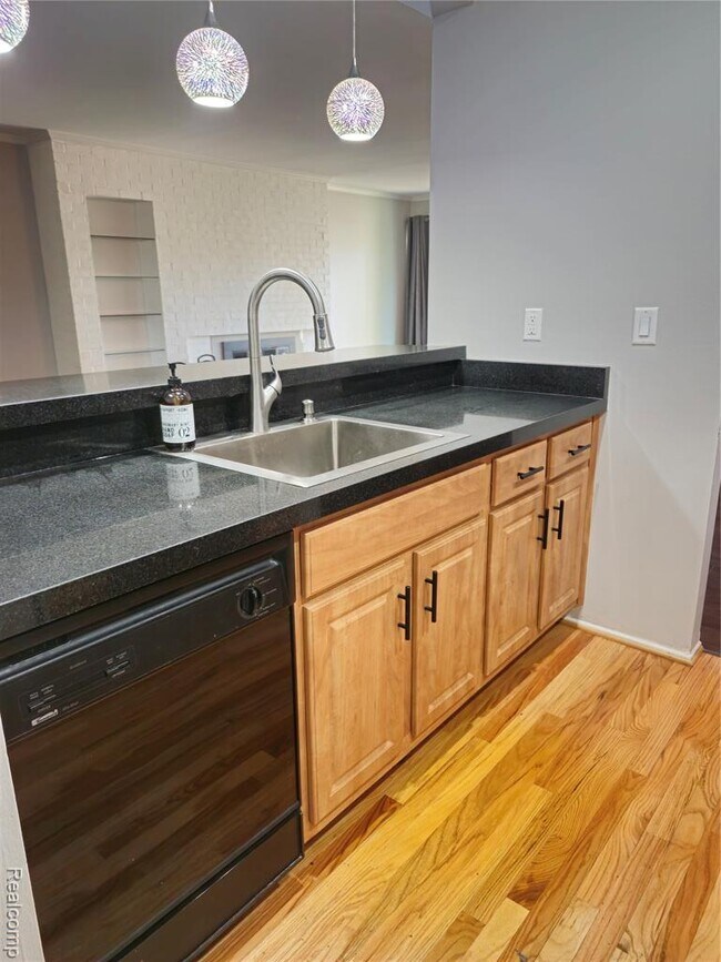 Building Photo - 1549 S Hill Blvd