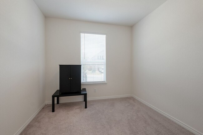 Building Photo - Comfort Meets Convenience in a Well-Located Home