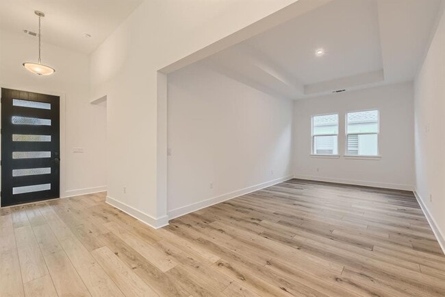 Building Photo - 300 Alava Wy