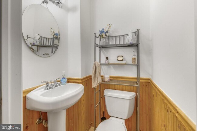 Building Photo - 920 S 16th St