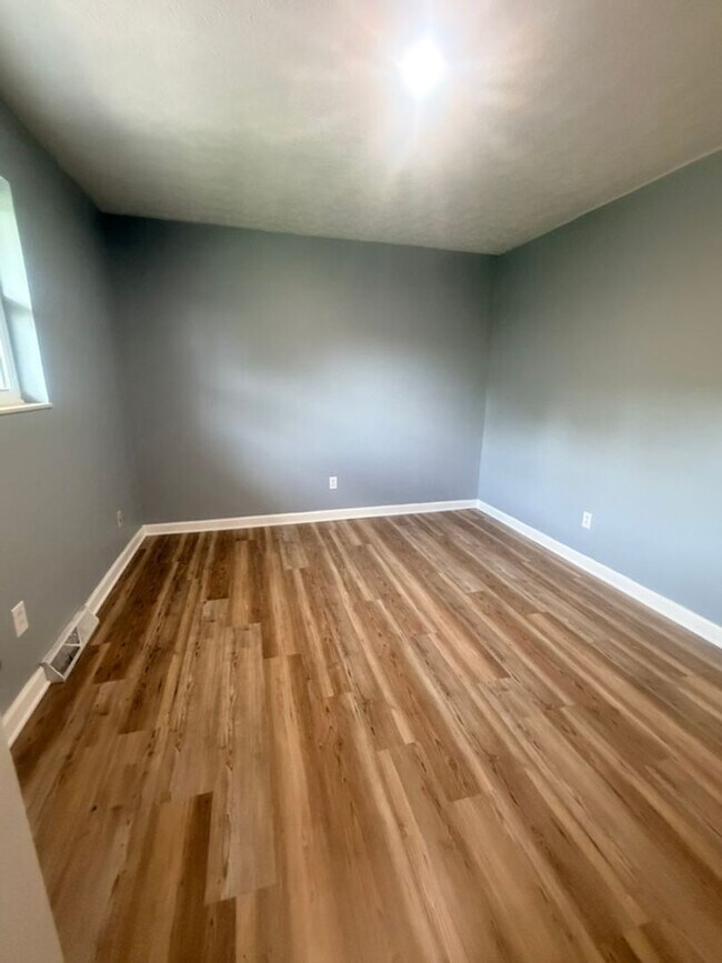 Building Photo - Spacious Maryville City Rental with Finished Basement & Lawn Care Included!