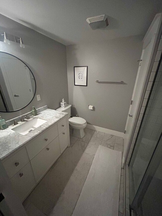 Building Photo - 2 bed/ 1 bath corner condo
