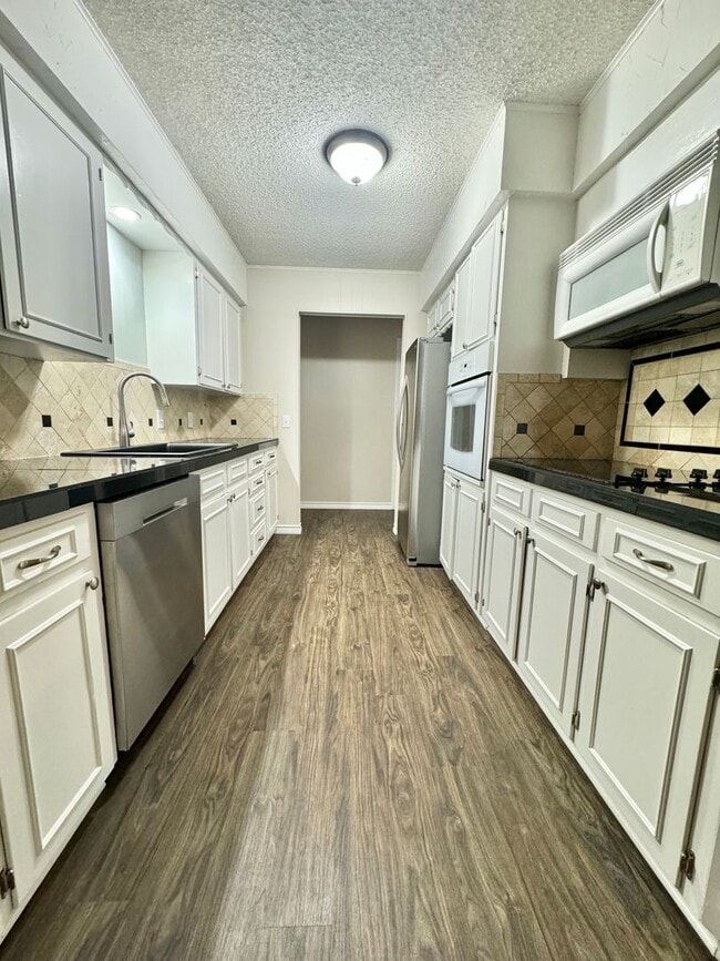 Building Photo - Coming Available June 2025 - 3-Bedroom Hom...