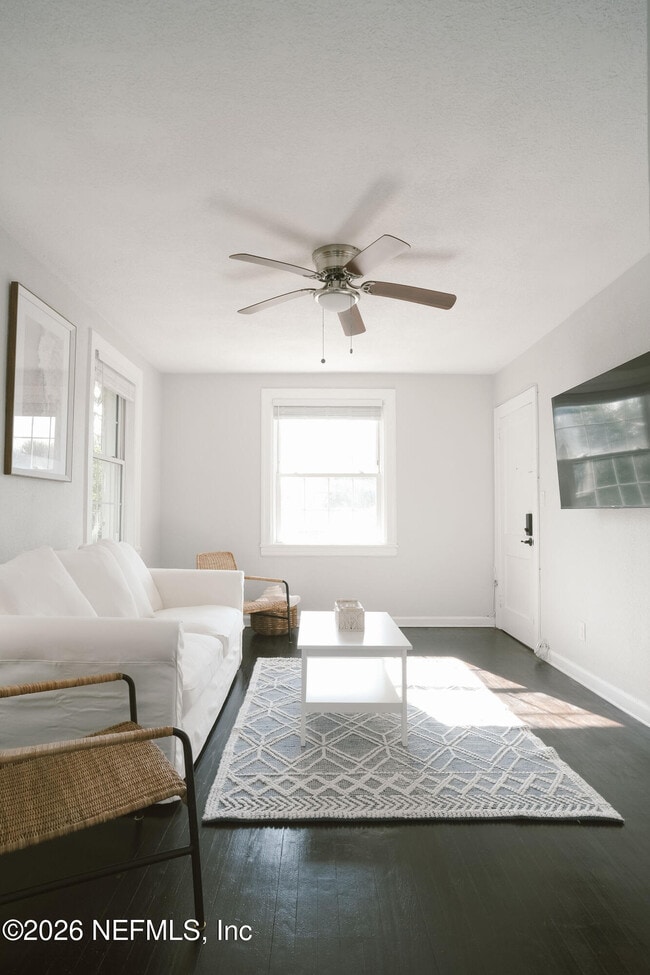 Building Photo - 212 Oak St