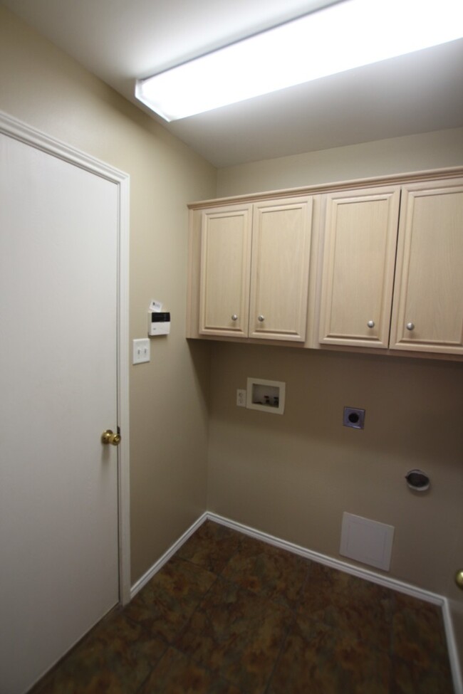 Building Photo - Charming 3 Bedroom in Flint! Coming Soon!