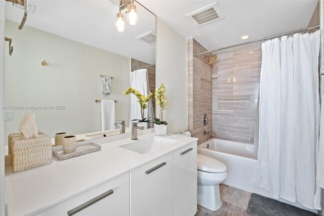 Building Photo - 1300 Brickell Bay Dr