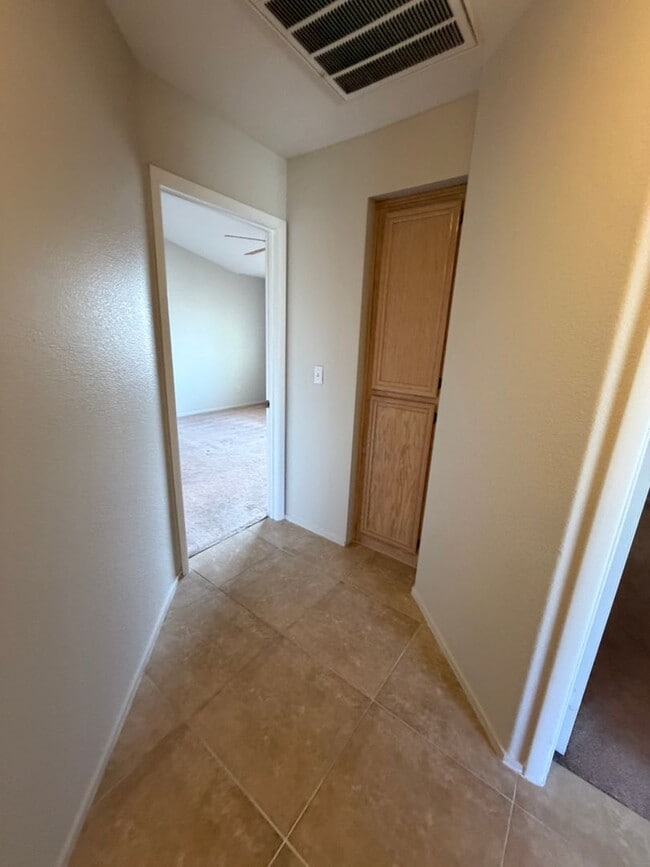 Building Photo - Corner lot townhome