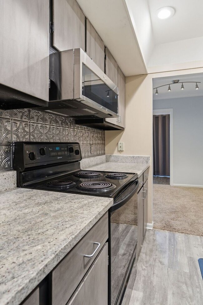 Building Photo - Updated condo in the heart of Green Hills!