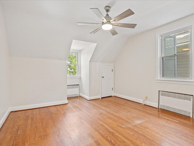 Building Photo - Vintage home with Modern finishes and fenc...