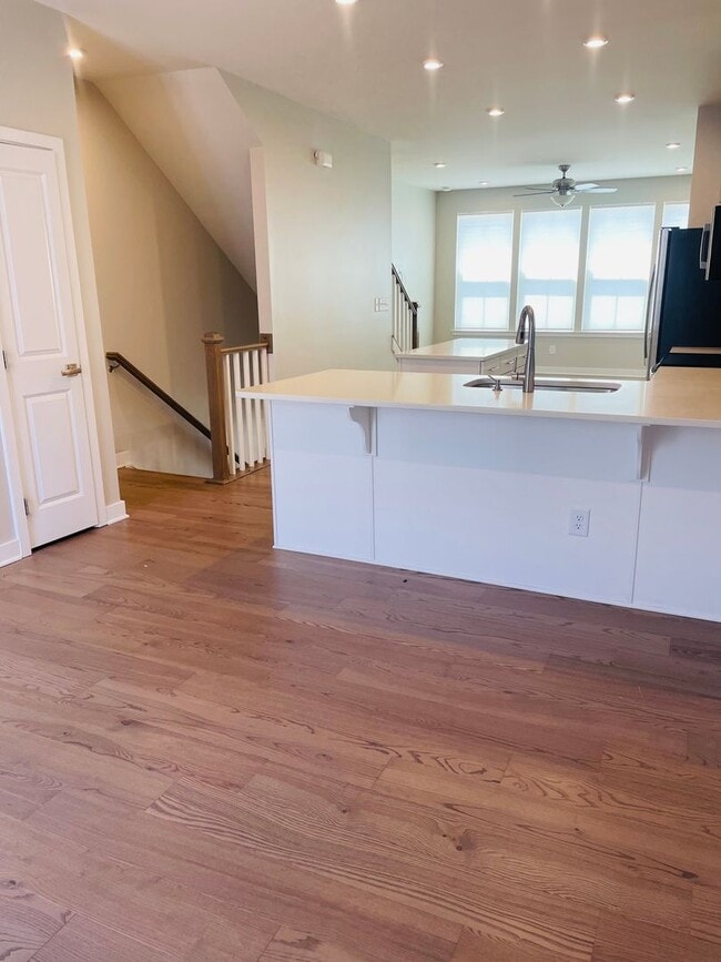 Building Photo - Sophisticated and Spacious 3BR-3.5 Bath To...
