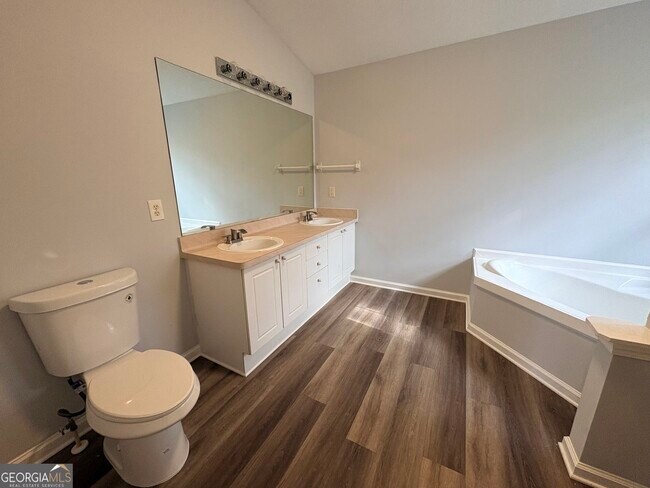 Building Photo - 1718 Graywood Dr SE